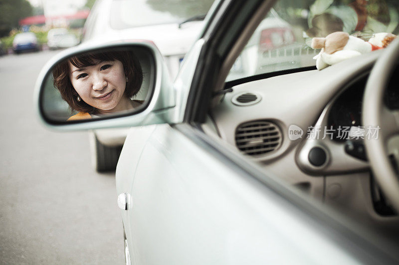 亚洲女孩在大学里开车