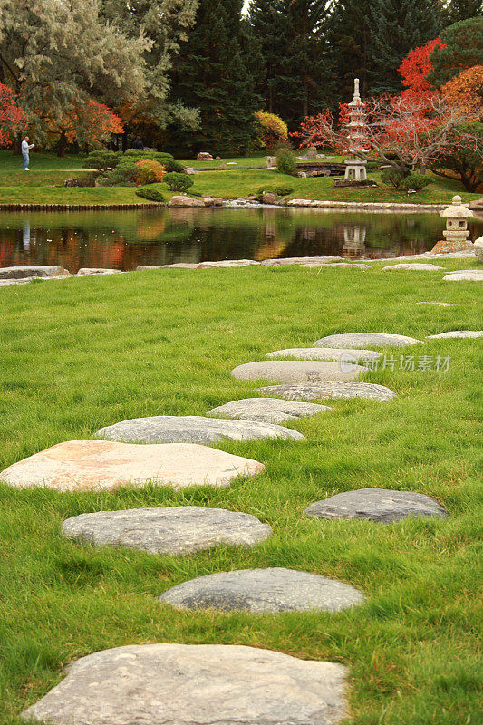 日本花园的垫脚石-秋天