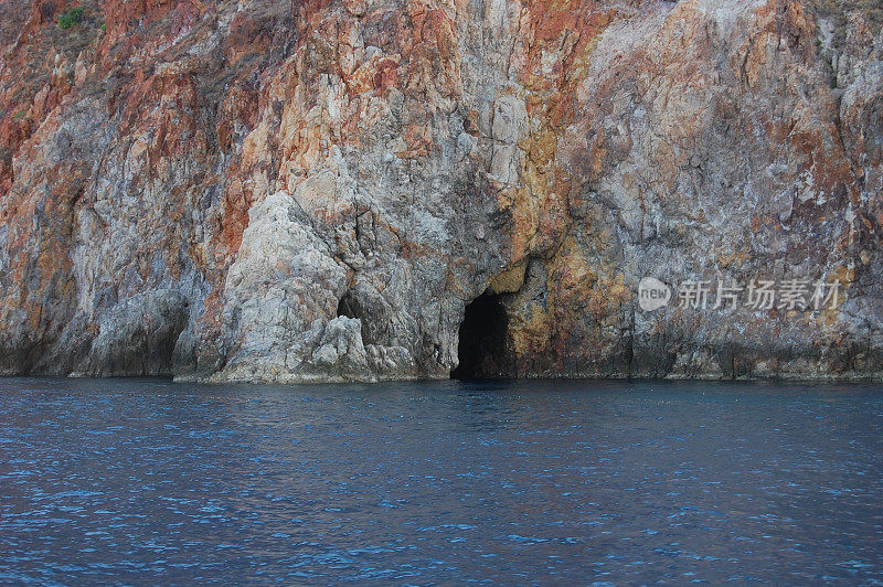 科莫多岛岩石海岸线，印度尼西亚