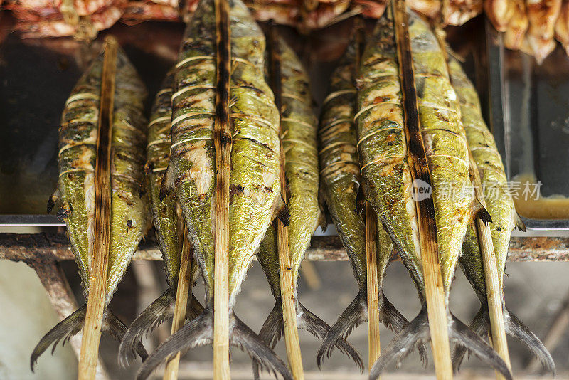 柬埔寨海鲜市场的新鲜烤鱼