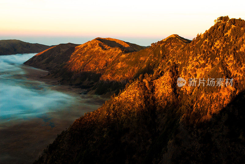 布罗莫火山的日出，很早