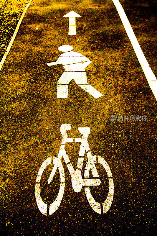 行人和自行车在街上。