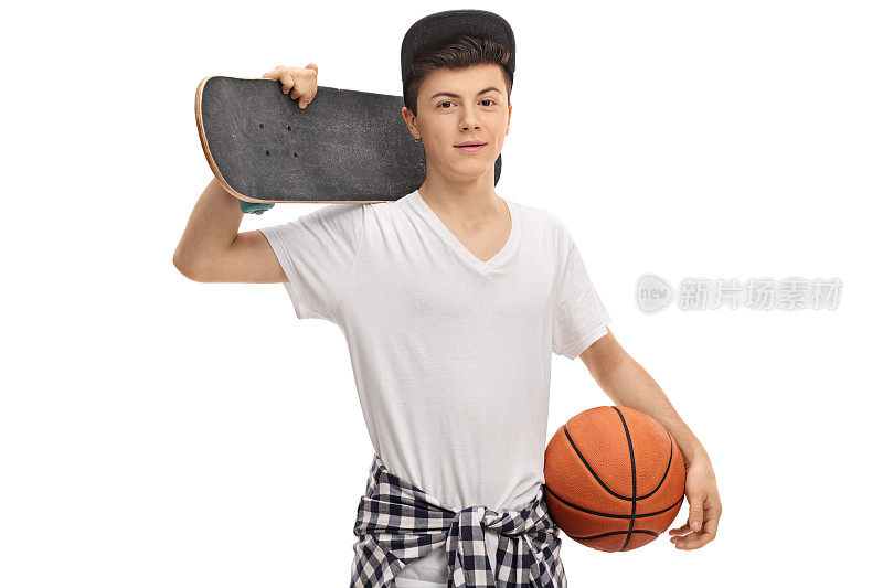 拿着滑板和篮球的少年