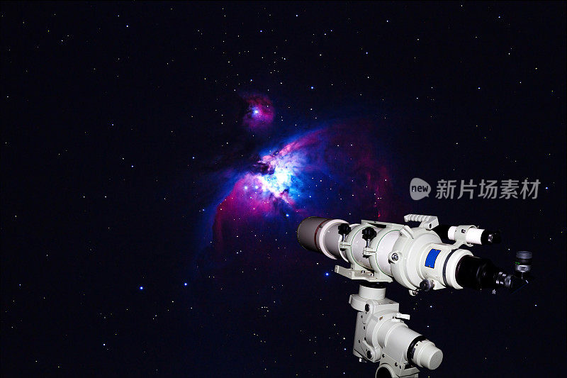 在黑暗中观测猎户座大星云M42和NGC1976的望远镜