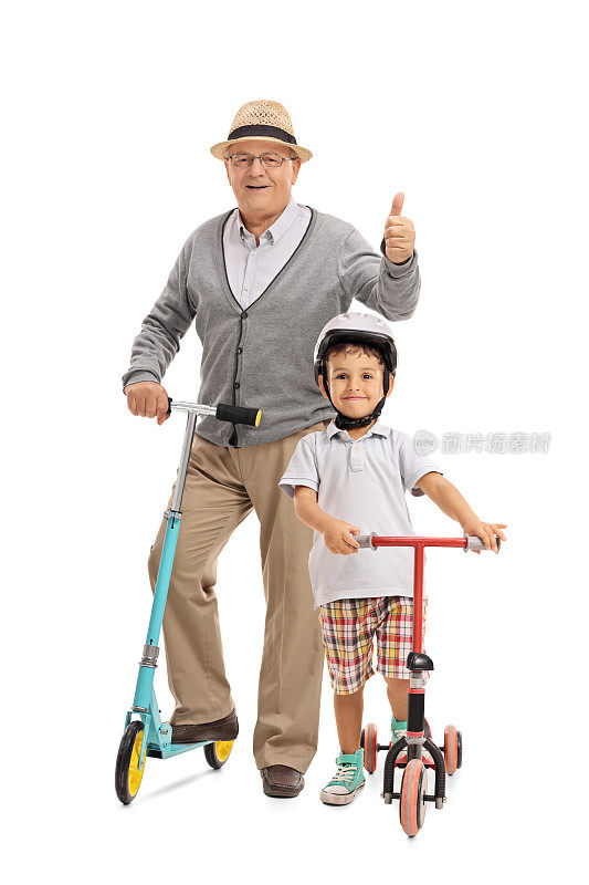 骑滑板车的老人竖起大拇指和骑滑板车的男孩