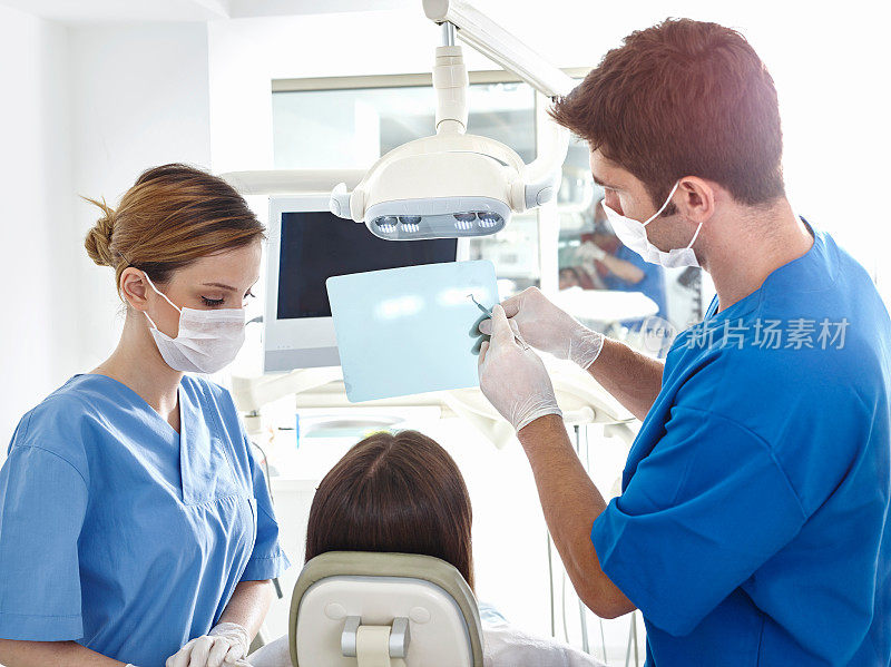 牙科医生正在检查牙科x光
