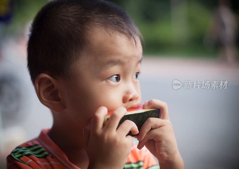 亚洲可爱的孩子吃西瓜