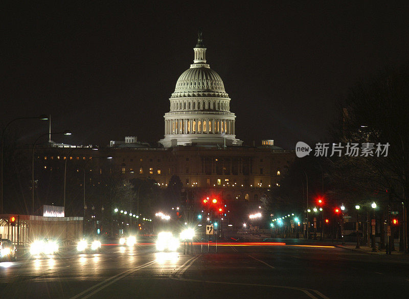 宾夕法尼亚大街上灯火通明的国会大厦