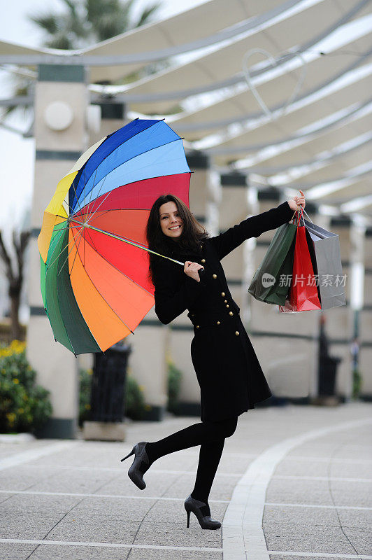 美丽的购物者与她的伞