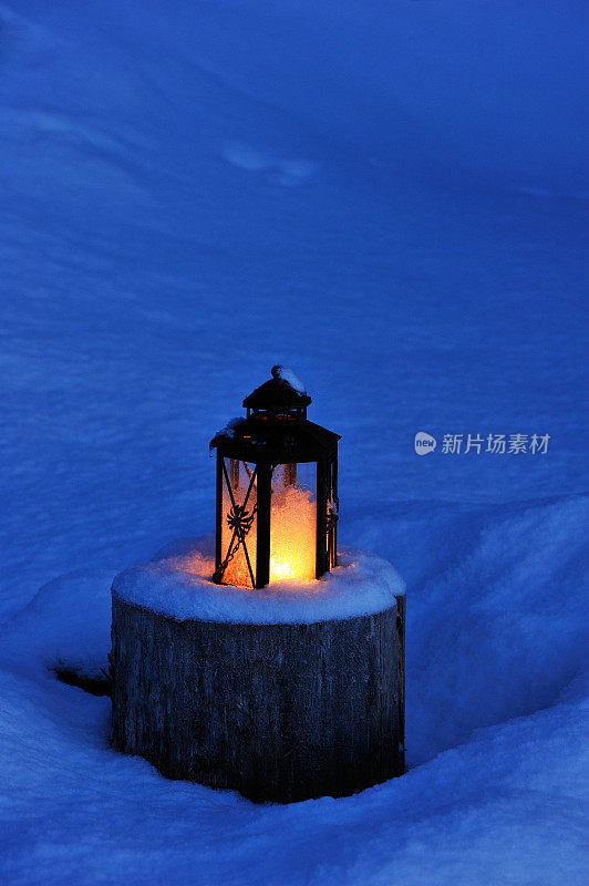 雪中的灯笼