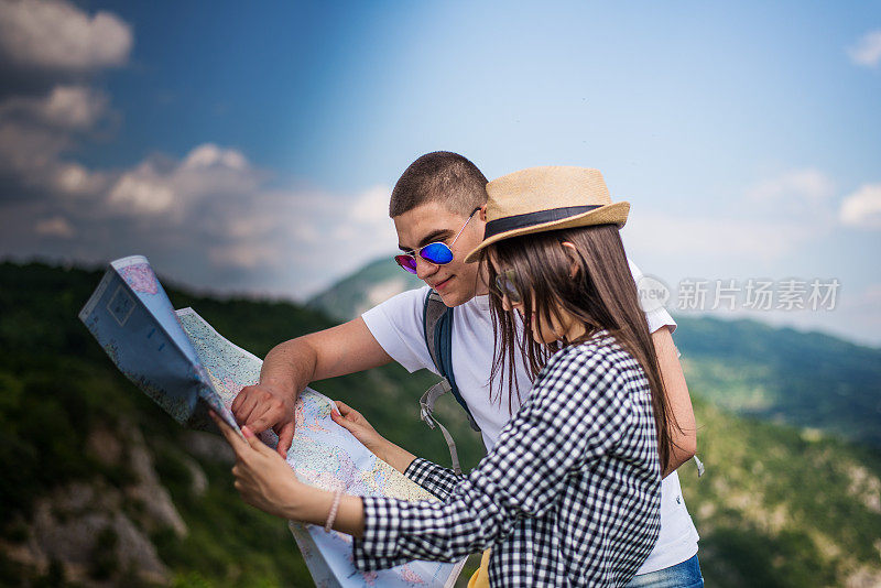 年轻夫妇徒步旅行