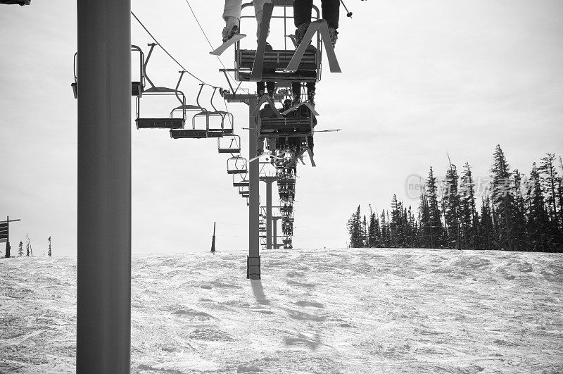滑雪场的缆车