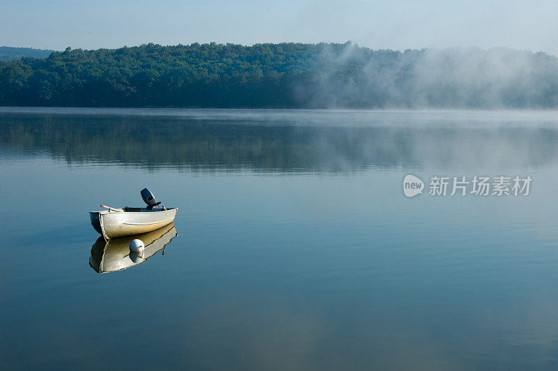 宁静的晨湖上独自的渔船