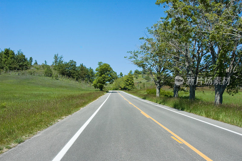 两车道公路旅行背景，农村密歇根乡村公路