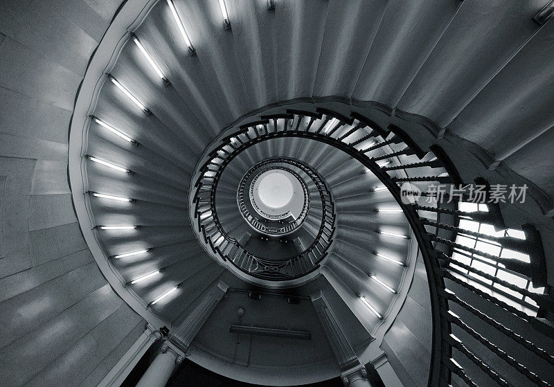 黑白螺旋楼梯