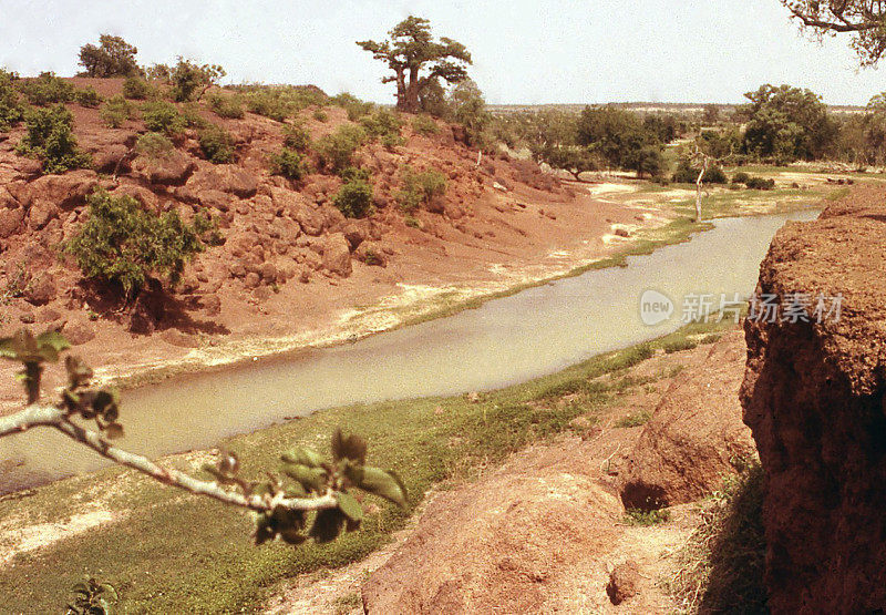 来自西非布基纳法索北部陡坡的小溪和水源