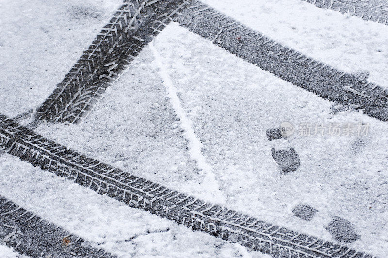 冬天汽车在雪地上留下轮胎印