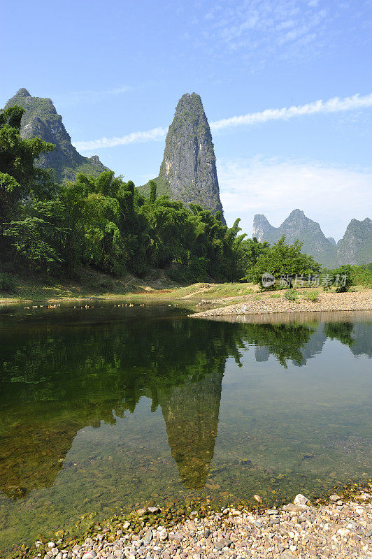 倒影在水中的风景