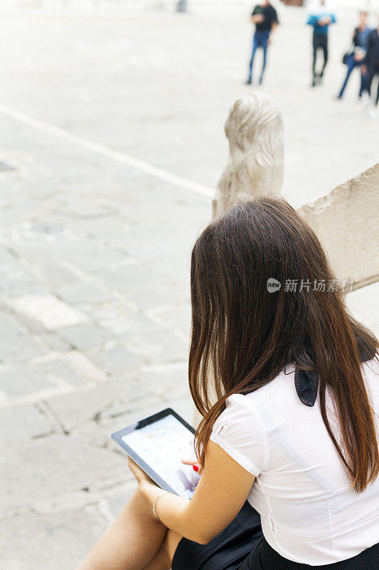 女商人在街上使用平板电脑