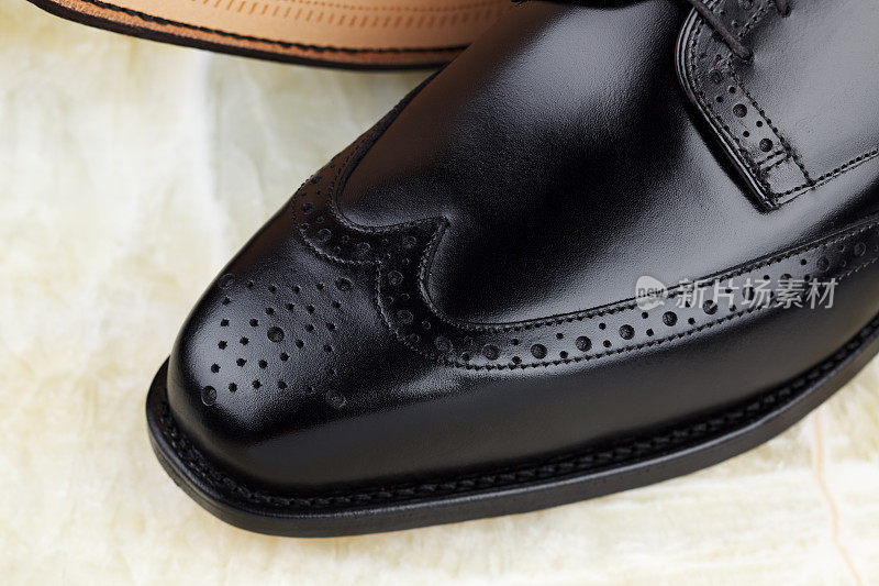 男款缟玛瑙表面黑色皮鞋