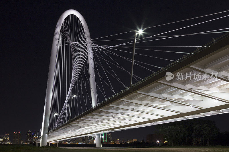 达拉斯的吊桥，以城市天际线为背景