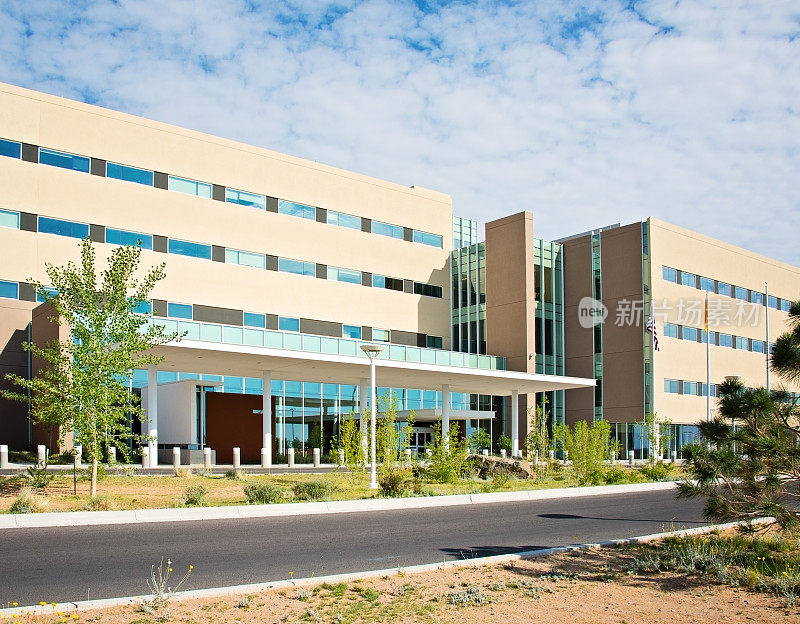新墨西哥大学桑多瓦尔地区医疗中心医院现代建筑立面