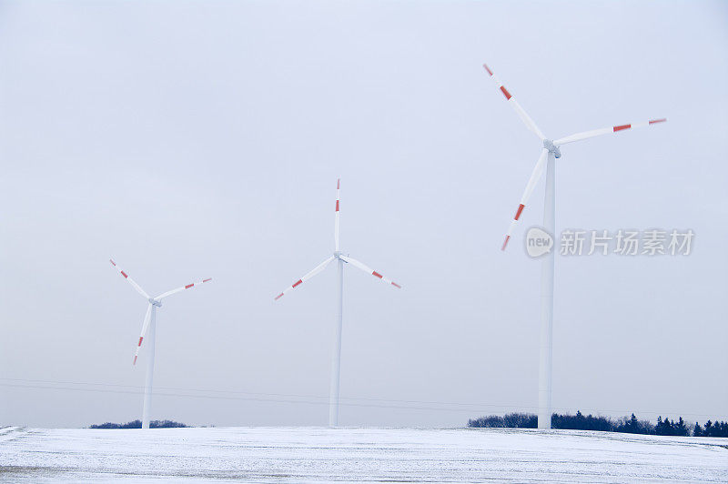 冬季景观中的风力涡轮机(德国黑森)