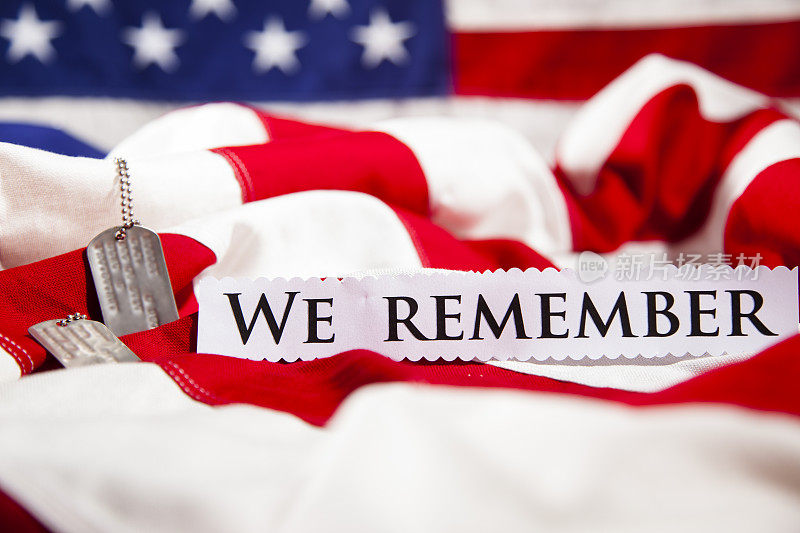 在“我们记得”旁边的军犬牌。美国国旗。爱国主义。