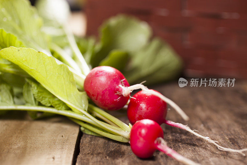 特写镜头。一束刚从花园里摘下来的萝卜。篮子里。