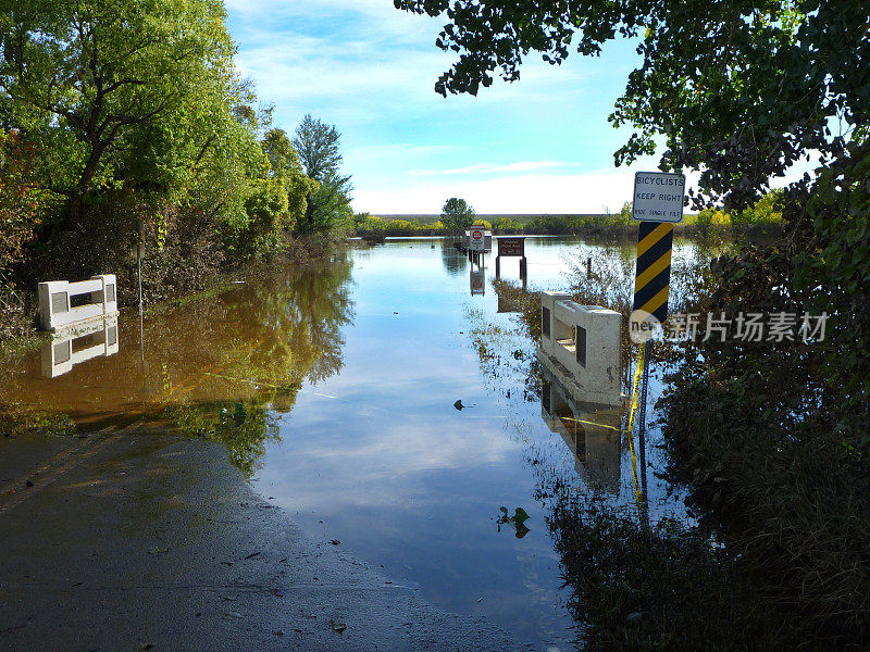 洪水淹没了科罗拉多湖的道路和标志