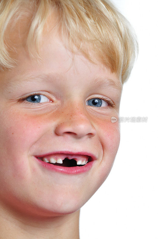 微笑的男孩与牙齿空隙