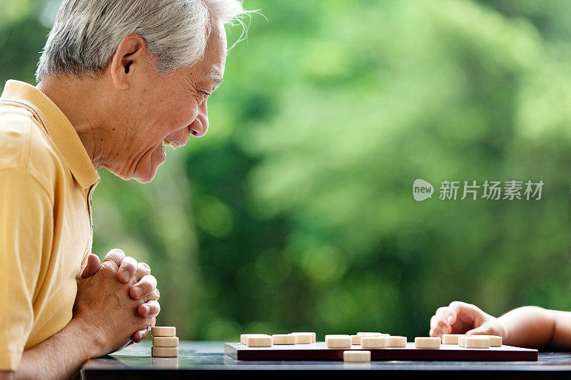 爷爷和孙子在玩象棋