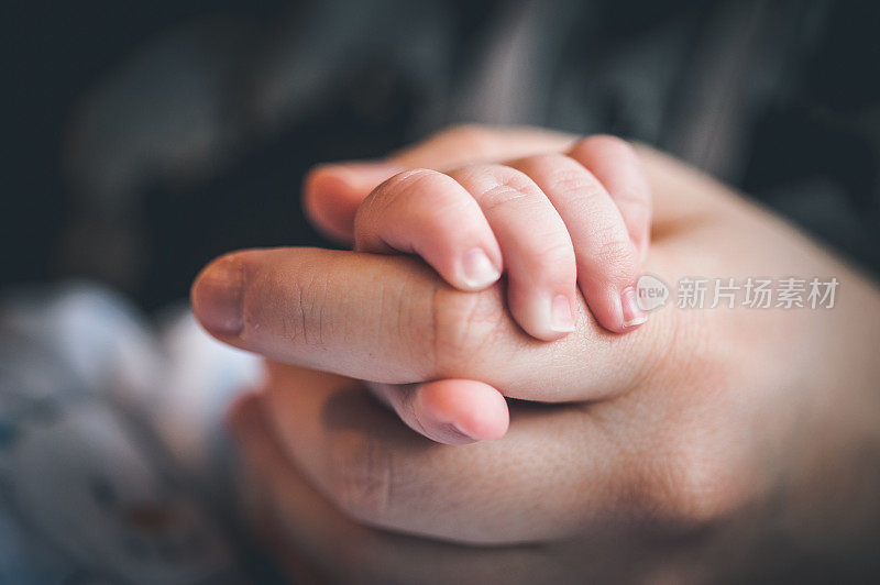新生婴儿牵着母亲的手
