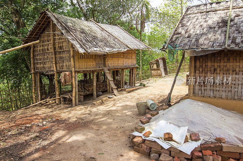 印度特里普拉村的竹屋。
