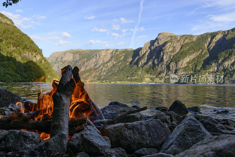 夏天在挪威的峡湾里营火