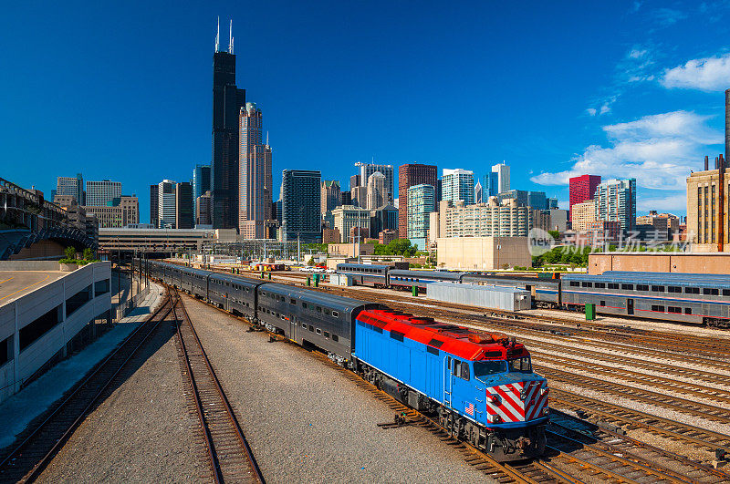 芝加哥的天际线和火车
