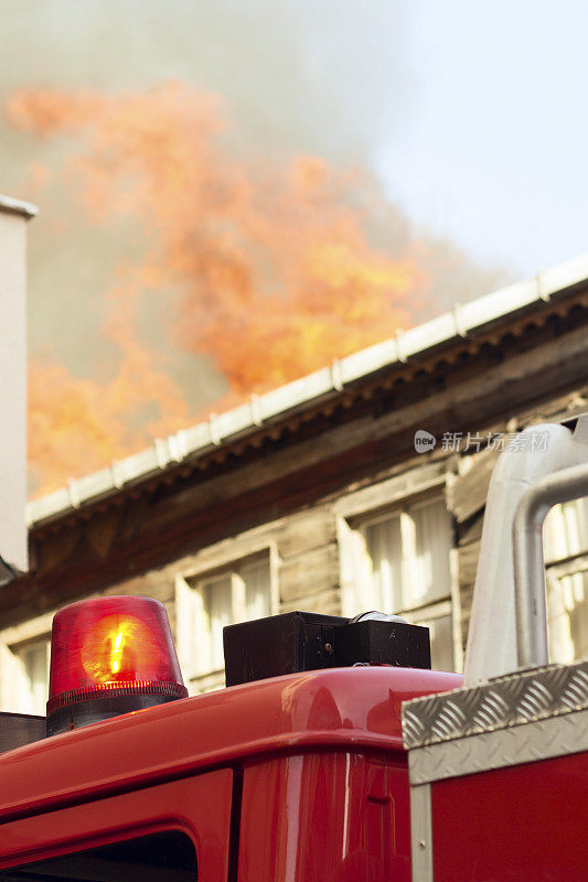 房子附近的消防车着火了