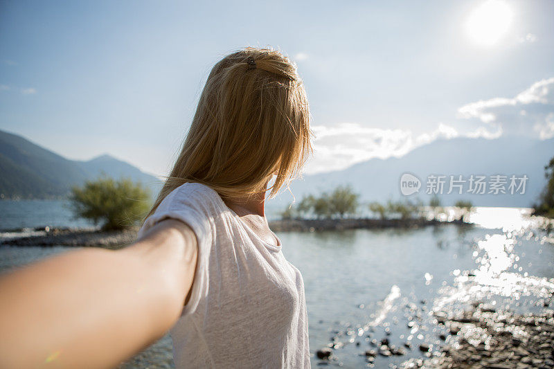 一个年轻快乐的湖边女人的个人观点