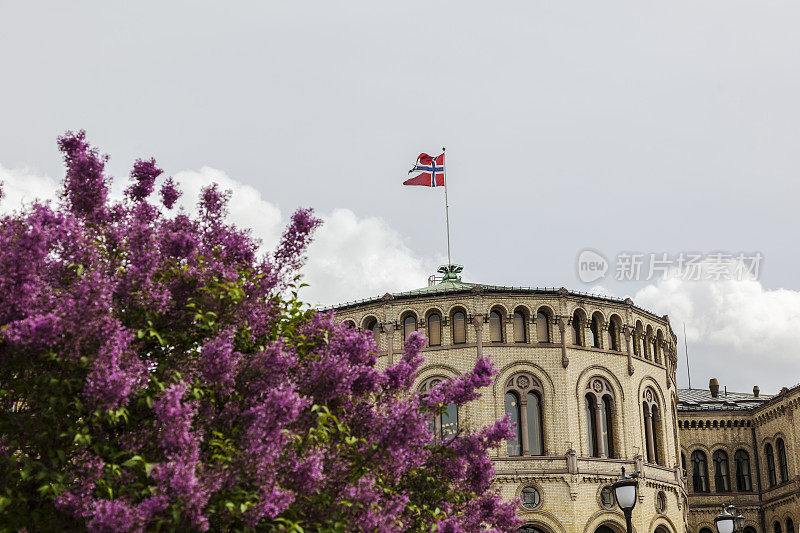 5月初，挪威议会大楼屋顶上插着国旗。