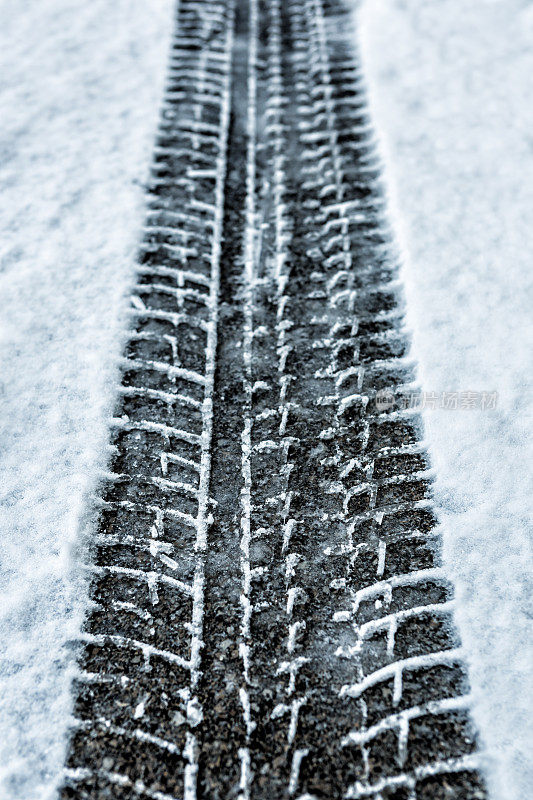 雪地上的新轮胎印