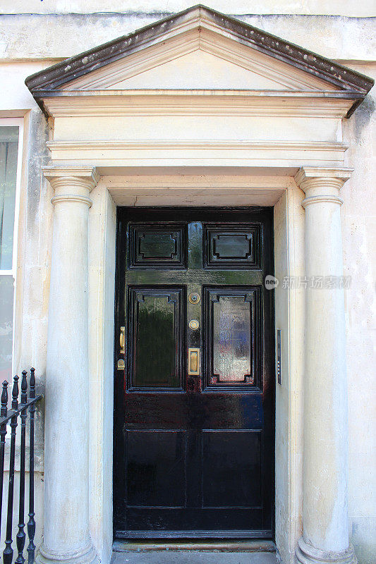 格鲁吉亚风格的房子，巴斯石的黑色前门