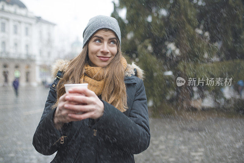 喝加香料的热葡萄酒