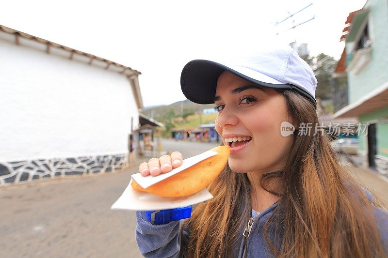 年轻的女士正在享用肉馅卷饼