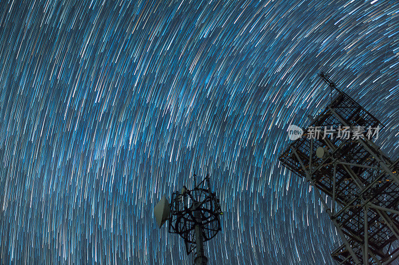 星星在两座通讯塔后面划过天空