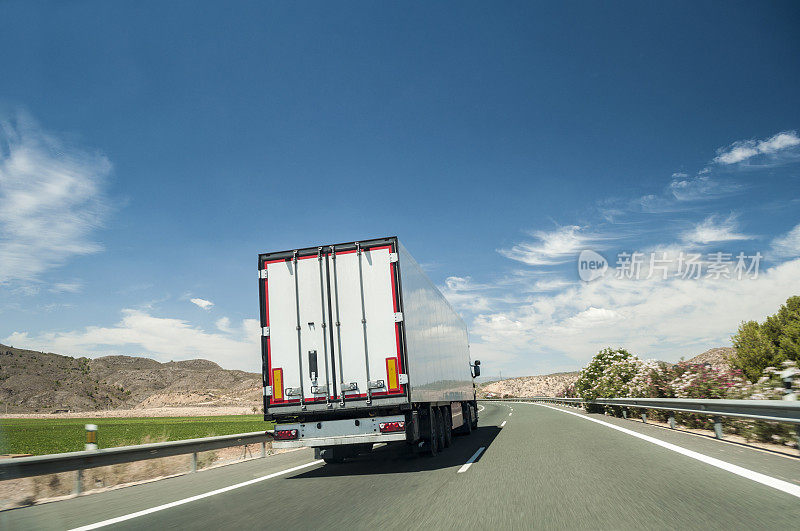 在路上开卡车。