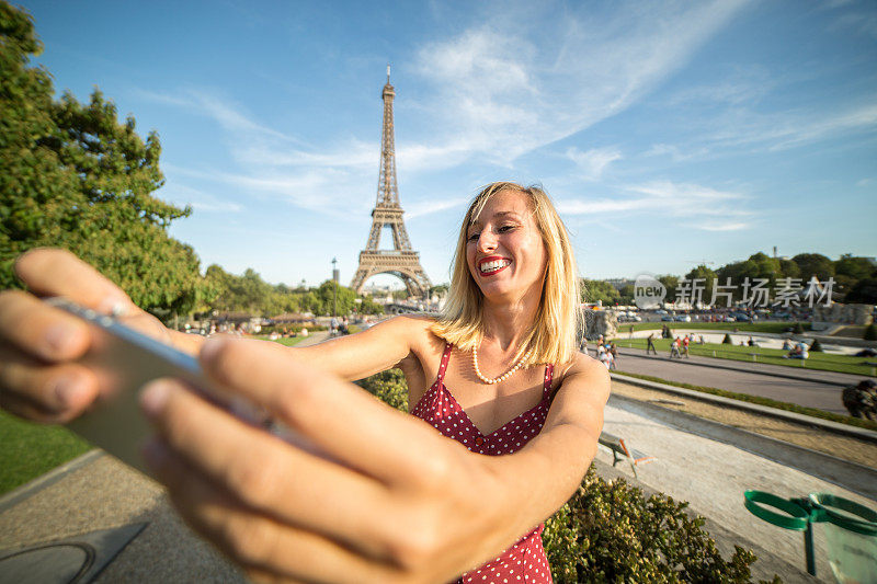 一个巴黎女孩在埃菲尔铁塔自拍