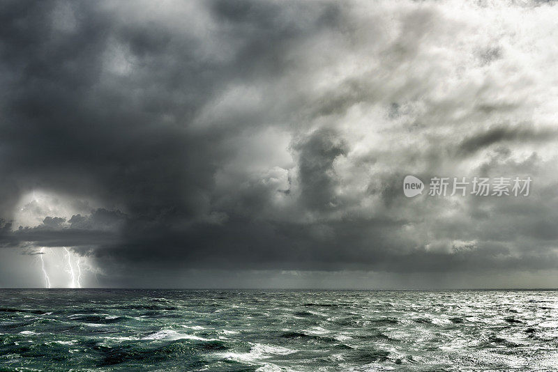 海上有大雷雨和闪电