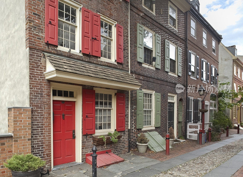 费城的鹅卵石小路上排列着历史悠久的彩色房屋