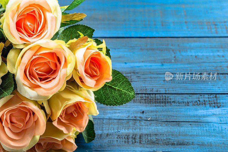 情人节玫瑰花在蓝色的木头背景有用的情人节卡片。