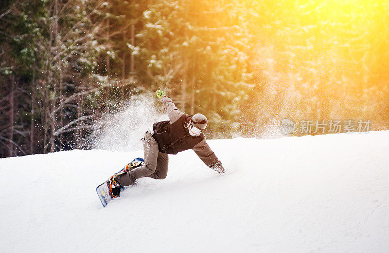 冬季，滑雪板在山坡上的新雪上滑行